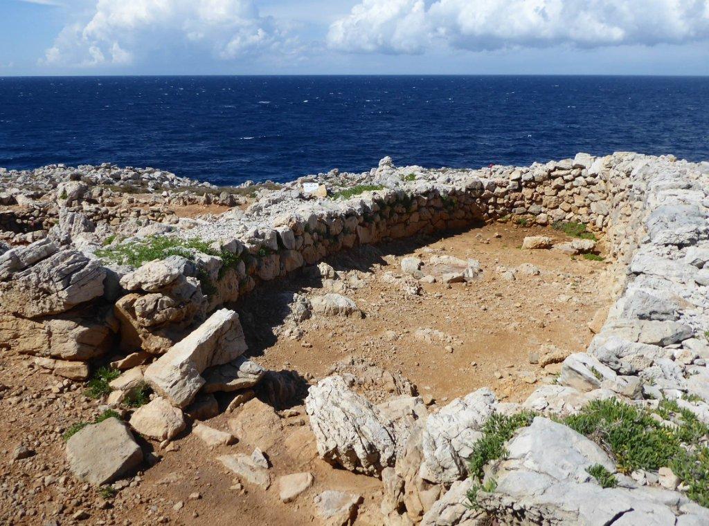 a dalt d'un turó, Cala Morell, costa nordoest.